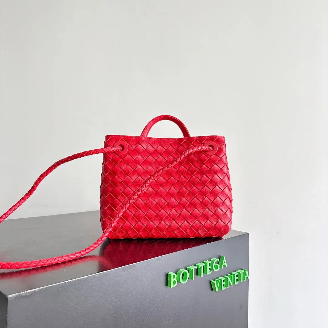 The new Andiamo batch of 3060 BV is shipped‼ ️The classic intercciato weaving process is used to create a soft bag, the metal knot is made of micro-cast aluminum using jewelry technology🪢, and the decorative beads are made of metal and hand-polished oak, allowing you to jump repeatedly between elegance and fun💃, making it unpredictable. Classic and versatile, it shows off your temperament, and the bag has a large capacity, making it very convenient for daily commuting! It has a variety of carrying methods, the shoulder straps can be adjusted by yourself, the original lambskin feels soft and delicate, and the unisex style breaks gender boundaries and brings a more practical and long-lasting use experience. The Andiamo, which has both elegant and casual styles, perfectly interprets the "fashionable old money style". Style No.: 743568+Wood Hardware Color: National Flag Red Size: 25*22*10.5cm